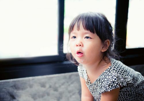 NHỮNG TÌNH TRẠNG BÉ DỄ GẶP PHẢI TRONG THỜI ĐIỂM GIAO MÙA VÀ CÁCH ỨNG PHÓ NHANH CHO MẸ