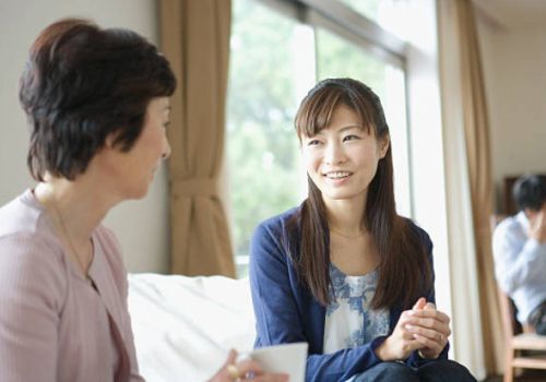 CUỘC CHIẾN MẸ CHỒNG NÀNG DÂU: BÉ CHỚM HO, ĐỂ MẸ LO HAY ĐỂ BÀ GIÚP?