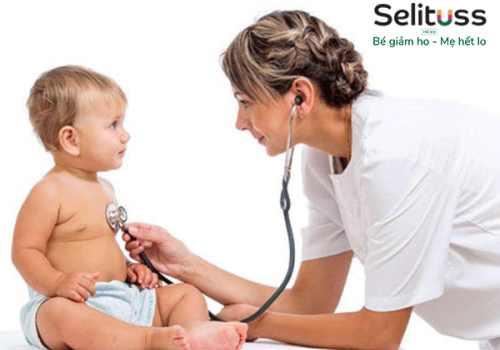 Dấu hiệu viêm phổi ở trẻ và điều trị bằng siro ho tiêu đờm cho trẻ sơ sinh